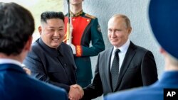 Lãnh đạo Triều Tiên và Nga trong một cuộc gặp.