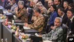 Vương Nghị (giữa), người đứng đầu chính sách đối ngoại của Đảng Cộng sản Trung Quốc và bộ trưởng ngoại giao Ấn Độ Subrahmanyam Jaishankar (ngoài cùng phải) tham dự Hội nghị Bộ trưởng Ngoại giao Thượng đỉnh Đông Á tại Jakarta, Indonesia, ngày 14 tháng 7 năm 2023.