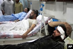 خیبر پختونخوا کے شہر سیدو شریف کے ایک اسپتال میں دھماکے میں زخمی ہونے والوں کا علاج کیا جا رہا ہے۔ 24 اپریل 2023