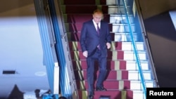 Tổng thống Nga Vladimir Putin bước xuống cầu thang tại sân bay Nội Bài ở Hà Nội đêm ngày 19, rạng sáng ngày 20 tháng 6 để bắt đầu chuyến thăm chính thức Việt Nam.