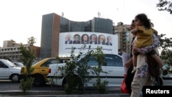  تہران، کی ایک سڑک پر صدارتی امیدواروں کی تصویروں والا ایک بل بورڈ آویزاں ہے فائل فوٹو