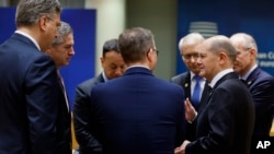 Các nhà lãnh đạo châu Âu trò chuyện trong cuộc thảo luận tại hội nghị thượng đỉnh EU ở Brussels vào ngày 1 tháng 2 năm 2024.