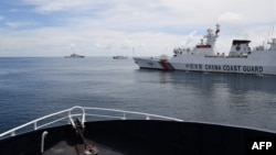 Ảnh chụp vào ngày 22/9/2023 cho thấy các tàu hải cảnh sát Trung Quốc chặn một tàu của Cục Thủy sản và Nguồn lợi Thủy sản Philippines (BFAR) khi tàu này đến gần lối vào Bãi cạn Scarborough do Trung Quốc kiểm soát ở Biển Đông đang tranh chấp.