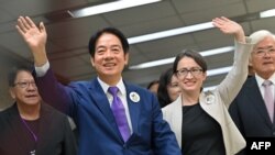 Ứng cử viên tổng thống Đài Loan Lại Thanh Đức (trái) và người đứng chung liên danh tranh cử Tiêu Mỹ Cầm (phải) thuộc Đảng Dân tiến cầm quyền của Đài Loan
