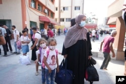 غزہ کے شدید بیمار بچے اپنے والدین کے ساتھ علاج کے لیے خان یونس جانے کے منتظر ہیں ، فوٹو اے پی 27 جون 2024