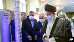 ایران کےسپریم لیڈر آیت اللہ علی خامنہ ای، 11 جون، 2023 کو تہران میں، ملک کی جوہری کامیابیوں کی ایک نمائش کا دورہ کر رہے ہیں۔