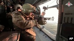 Binh sĩ Nga nổ súng từ một trực thăng KA-27 trong một cuộc tuần tra tại Biển Đen (ảnh do Cơ quan Báo chí thuộc Bộ Quốc phòng Nga công bố ngày 5/1/2024)