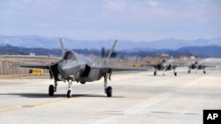 Các chiến đấu cơ F-35A của Không quân Hàn Quốc chuẩn bị cất cánh từ căn cứ ở Cheongju, Hàn Quốc, ngày 23/2/2024. Ảnh do Bộ Quốc phòng Hàn Quốc cung cấp.