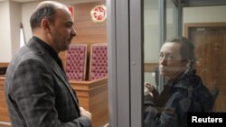 Nhà báo Alsu Kurmasheva của Đài RFE/RL gặp luật sư trong một phiên ra tòa ở Kazan, Nga, 23/10/2023.