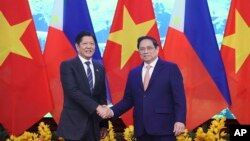 Tổng thống Philippines Ferdinand Marcos Jr. bắt tay Thủ tướng Việt Nam Phạm Minh Chính ở Hà Nội hôm 30/1. Lực lượng tuần duyên hai nước ký kết hợp tác trong chuyến thăm này của ông Marcos.
