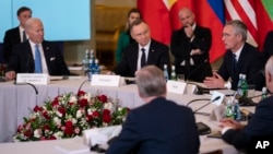 Từ trái sang: Tổng thống Mỹ Joe Biden, Tổng thống Ba Lan Andrzej Duda, Tổng thư ký NATO Jens Stoltenberg trong cuộc họp các với các lãnh đạo nhóm "Bucharest Nine" vào ngày 22/2/2023, tại Warszawa, Ba Lan.