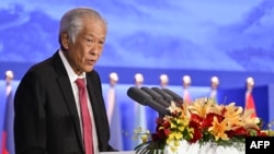 Bộ trưởng Quốc phòng Singapore Ng Eng Hen phát biểu tại Diễn đàn Hương Sơn ở Bắc Kinh, ngày 31/10/2023.