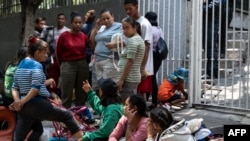 Một nhóm di dân thuộc nhiều quốc tịch chờ tại một trại tạm trú ở Mexico City, ngày 6/6/2024. 