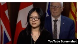 Cô Katherine Đổng, con gái ông Đổng Quảng Bình, phát biểu tại cuộc họp báo ở Quốc hội Canada, bên cạnh là luật sư nhân quyền Alex Neve, ngày 17/11/2022. Photo CPAC via YouTube Canada Info.