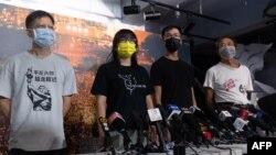 TƯ LIỆU - Các thành viên thường trực của Liên hội Thị dân Hong Kong Chi viện Phong trào Dân chủ Ái quốc ở Trung Quốc, từ trái sang, Tang Ngok-kwan, Chow Hang-tung, Simon Leung Kam-wai và Tsui Hon-kwong tham dự một cuộc họp báo ở Hong Kong, ngày 5 tháng 9, 2021.