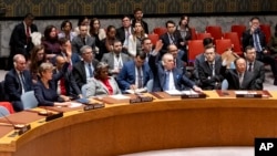Bà Linda Thomas-Greenfield, Đại sứ Mỹ tại Liên Hiệp Quốc, bỏ phiếu trắng khi Hội đồng Bảo an biểu quyết về lệnh ngừng bắn ở Dải Gaza 