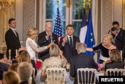 Tổng thống Pháp Emmanuel Macron, phu nhân Brigitte Macron, Tổng thống Mỹ Joe Biden và đệ nhất phu nhân Jill Biden nâng ly trong buổi dạ tiệc tại Cung điện Élysée ở Paris, Pháp, ngày 8 tháng 6 năm 2024.
