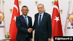 Cumhurbaşkanı ve AK Parti Genel Başkanı Erdoğan ile CHP Lideri Özel’in 1 saat 35 dakikalık görüşmesinde, yeni anayasa hazırlığı, yerel yönetimler, ekonomik sorunlar ve Gezi tutuklularıyla uygulanmayan AYM ile AİHM kararları başlıkları konuşuldu.