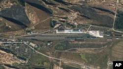 Ảnh vệ tinh từ Planet Labs PBC cho thấy hoạt động gia tăng tại Cơ sở Đường sắt Tumangang ở Triều Tiên, ngày 5/10.023. Những tấm ảnh vệ tinh gần đây cho thấy lưu lượng vận chuyển đường sắt dọc biên giới Triều Tiên-Nga tăng mạnh, cho thấy Triều Tiên đang cung cấp đạn dược sang Nga.
