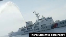 Tàu mang cờ hiệu Trung Quốc phun vòi rồng vào tàu cá của ngư dân Quảng Ngãi. Ảnh do ngư dân cung cấp cho báo Thanh Niên.