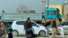 ایک افغان سیکیورٹی اہلکار 21 مارچ 2024 کو قندھار میں خودکش بم حملے کی جگہ کے قریب ایک گاڑی کو چیک کر رہا ہے۔ (فوٹو ثناء اللہ،بذریعہAFP)