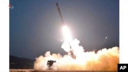 Video của đài truyền hình KRT của Triều Tiên cho thấy Bình Nhưỡng đã phóng một phi đạn đạn đạo tại một địa điểm không được tiết lộ ngày 20/2/2023. 