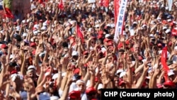 Cumhuriyet Halk Partisi (CHP) Genel Başkanı Özgür Özel partisinin Kocaeli’nin Gebze ilçesinde düzenlendiği “Geçinemiyoruz” mitinginde son dönemde sık sık gündeme getirdiği “erken seçim” çıkışını bu kez geçim sıkıntısı ile ilişkilendirerek yineledi, 30 Haziran 2024. 