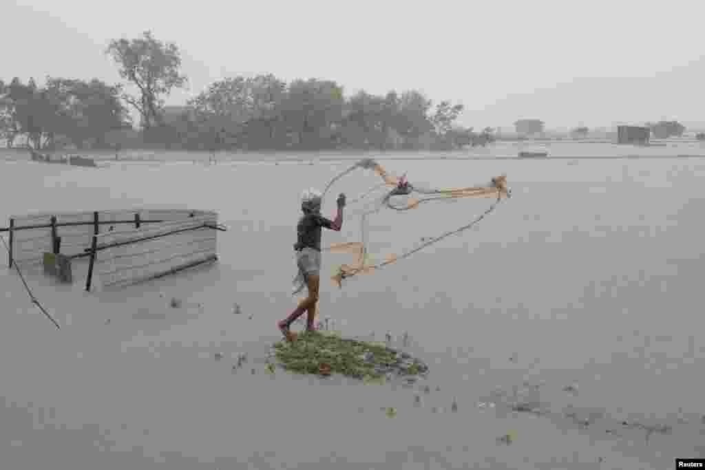 بنگلہ دیش کے ساحلی علاقوں میں بنے مچھلوں کے فارم شدید بارش اور تیزی ہواؤں کے سبب متاثر ہوئے ہیں جب کہ کئی علاقوں میں سمندری لہروں نے فارم تباہ کر دیے ہیں۔