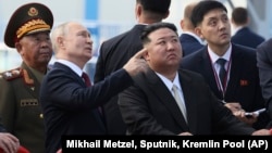 Tổng thống Nga Vladimir Putin và nhà lãnh đạo Triều Tiên Kim Jong Un thị sát một bệ phóng tại cơ sở vũ trụ Vostochny hôm 13/9