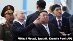 Tổng thống Nga Vladimir Putin và nhà lãnh đạo Triều Tiên Kim Jong Un thị sát một bệ phóng tại Sân bay vũ trụ Vostochny, cách thành phố Blagoveshchensk, vùng viễn đông Amur, Nga, 200 km, ngày 13/9/2023. 