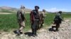 طالبان سیکیورٹی فورس کے ارکان بدخشاں کے ضلع ارگو میں گندم کے کھیت سے گزر رہے ہیں۔ 6 مئی 2024
