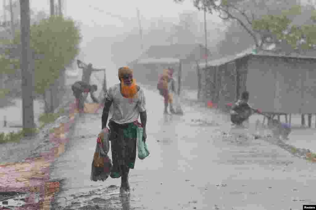 طوفان کے سبب بنگلہ دیش کے ساحلی علاقوں سے لاکھوں افراد کو محفوظ مقامات پر منتقل&nbsp; کیا گیا ہے۔
