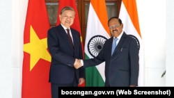Đại tướng Tô Lâm (trái), Bộ trưởng Bộ Công an Việt Nam, bắt tay Cố vấn An ninh quốc gia Ấn Độ Ajit Kumar Doval trong chuyến thăm Ấn Độ từ ngày 9-10/4/2023.