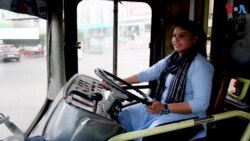 نئی دہلی کی خواتین بس ڈرائیورز؛ 'لوگ کہتے ہیں اس سے نہیں چلے گی، ٹھوک دے گی'