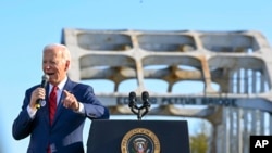 Tổng thống Joe Biden phát biểu tại Cầu Edmund Pettus ở Selma, Alabama, ngày 5/3/2023, nhân kỷ niệm 58 năm “Ngày Chủ nhật Đẩm máu” một sự kiện cột mốc trong phong trào dân quyền Mỹ.
