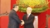 Tổng bí thư Việt Nam tiếp đón quan chức Đảng Cộng sản Trung Quốc trước chuyến thăm của tổng thống Mỹ