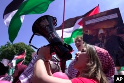 وائٹ ہاؤس کے باہر مظاہرین غزہ میں اسرائیلی حملوں کے خلاف نعرے لگا رہے ہیں۔ 8 جون 2024