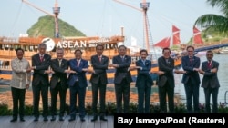 Thủ tướng Việt Nam Phạm Minh Chính (thứ tư, từ trái sang) và Tổng thống Philippines Ferdinand Romualdez Marcos, Jr (thứ nhất, bên trái) chụp ảnh trong buổi khai mạc Hội nghị cấp cao ASEAN lần thứ 42 tại Labuan Bajo, Indonesia, vào ngày 10/5/2023.