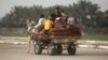 بمباری سے بچنے کے لیے غزہ کے شہری پیدل اور گدھا گاڑیوں پر فرار ہونے لگے