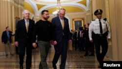 Lãnh đạo đa số Thượng viện Chuck Schumer (D-NY) và Lãnh đạo thiểu số Thượng viện Hoa Kỳ Mitch McConnell (R-KY) cùng Tổng thống Ukraine Volodymyr Zelenskiy tại thủ đô Washington, Hoa Kỳ, ngày 12/12/2023. REUTERS/Kevin Lamarque