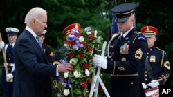 صدر بائیڈن نے میموریل ڈے کے موقعے پر فوجیوں کے قبرستان میں گمنام سپاہی کی قبر پر پھول چڑھائے۔انتیس مئی دو ہزار تئیس 