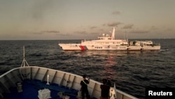 Một tàu Cảnh sát biển Trung Quốc chặn một tàu Cảnh sát biển Philippines đang trên đường thực hiện nhiệm vụ tiếp tế tại Bãi cạn Second Thomas ở Biển Đông, ngày 5 tháng 3 năm 2024. REUTERS/Adrian Portugal/File Photo