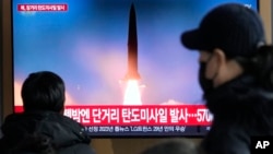 Truyền hình Hàn Quốc chiếu cảnh Triều Tiên phóng tên lửa. 