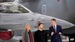 Thủ tướng Bỉ Alexander De Croo, phải, và Bộ trưởng Quốc phòng Ludivine Dedonder, trái, chụp ảnh cùng Tổng thống Ukraine Volodymyr Zelenskyy trước máy bay F-16 tại phi trường quân sự Melsbroek ở Brussels, ngày 28/5/2024.