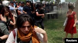 Gezi Olayları'nın simgelerinden olan bu fotoğrafta polis protestoculara tazyikli su ile müdahale ediyor. 
