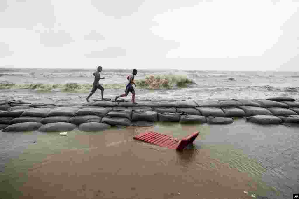 بنگلہ دیش میں حکام نے ساحل پر رکاوٹیں لگائی ہیں تاکہ سمندری لہروں سے نقصان کم سے کم ہو۔
