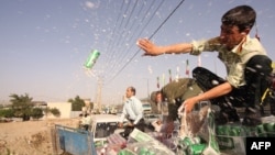 ایرانی پولیس 22 جولائی 2009 کو تہران میں بیئر کے ضبط شدہ کین پھینک رہی ہے۔ (فوٹواے ایف پی)