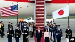 Thủ tướng Nhật Bản Fumio Kishida và phu nhân Yuko Kishida, tại buổi lễ đón tiếp ở Căn cứ Không quân Andrews , Maryland, ngày 8/4/2024. 