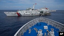 Tàu hải cảnh Trung Quốc chặn tàu cảnh sát biển Philippines trên Biển Đông hồi tháng Tám năm 2023