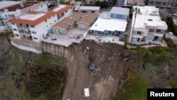 Một hồ bơi ở sân sau chênh vênh trên vách núi sau khi cơn mưa xối xả làm đất chuồi ở thành phố trấn biển San Clemente, bang California, Mỹ, ngày 16 tháng 3 năm 2023.